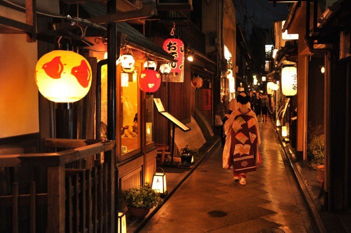 kyoto-gion-at-night-0701-700x466