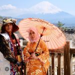 peserta berfoto dengan gunung fuji di iyashi no sato