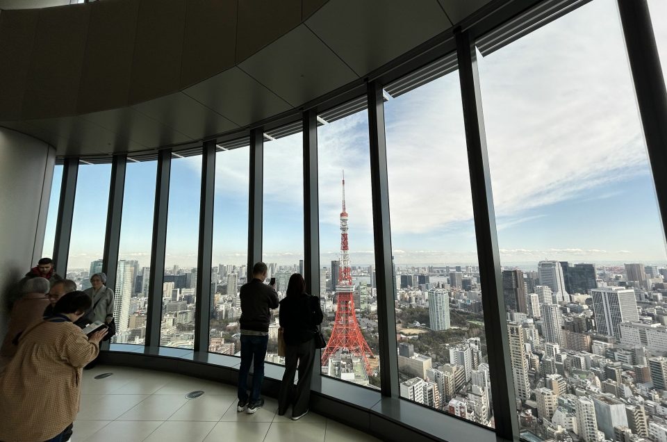 Dapatkan pemandangan Tokyo Tower secara gratis dan menakjubkan dari gedung Azabudai Hills