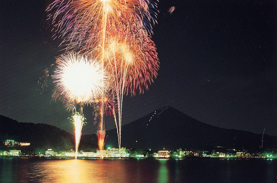 Festival Kembang Api selama 75 menit di Danau Kawaguchiko kembali hadir tahun ini